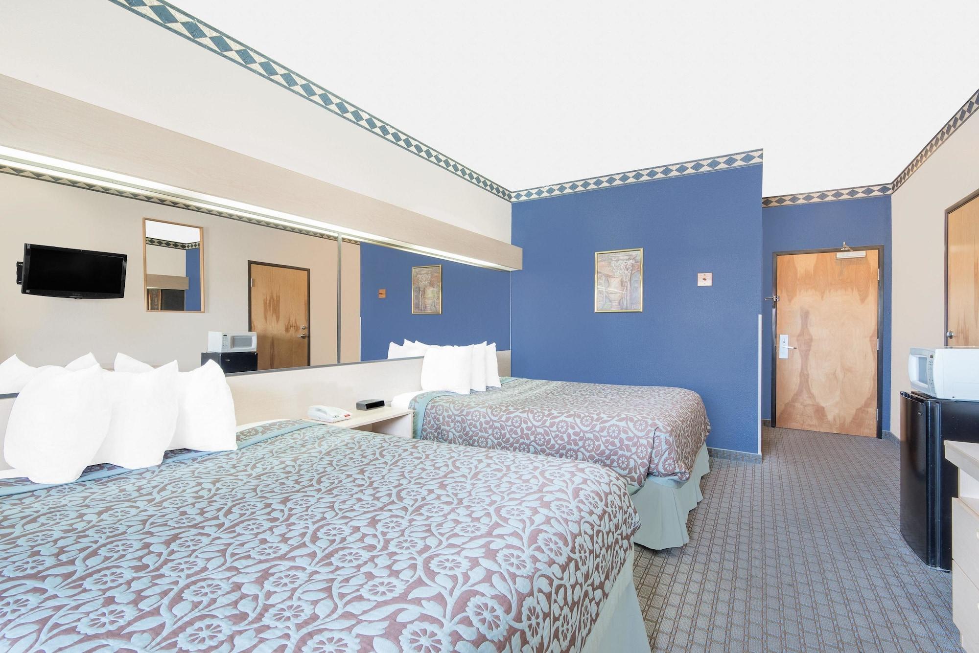 Days Inn & Suites By Wyndham Hutchinson Dış mekan fotoğraf