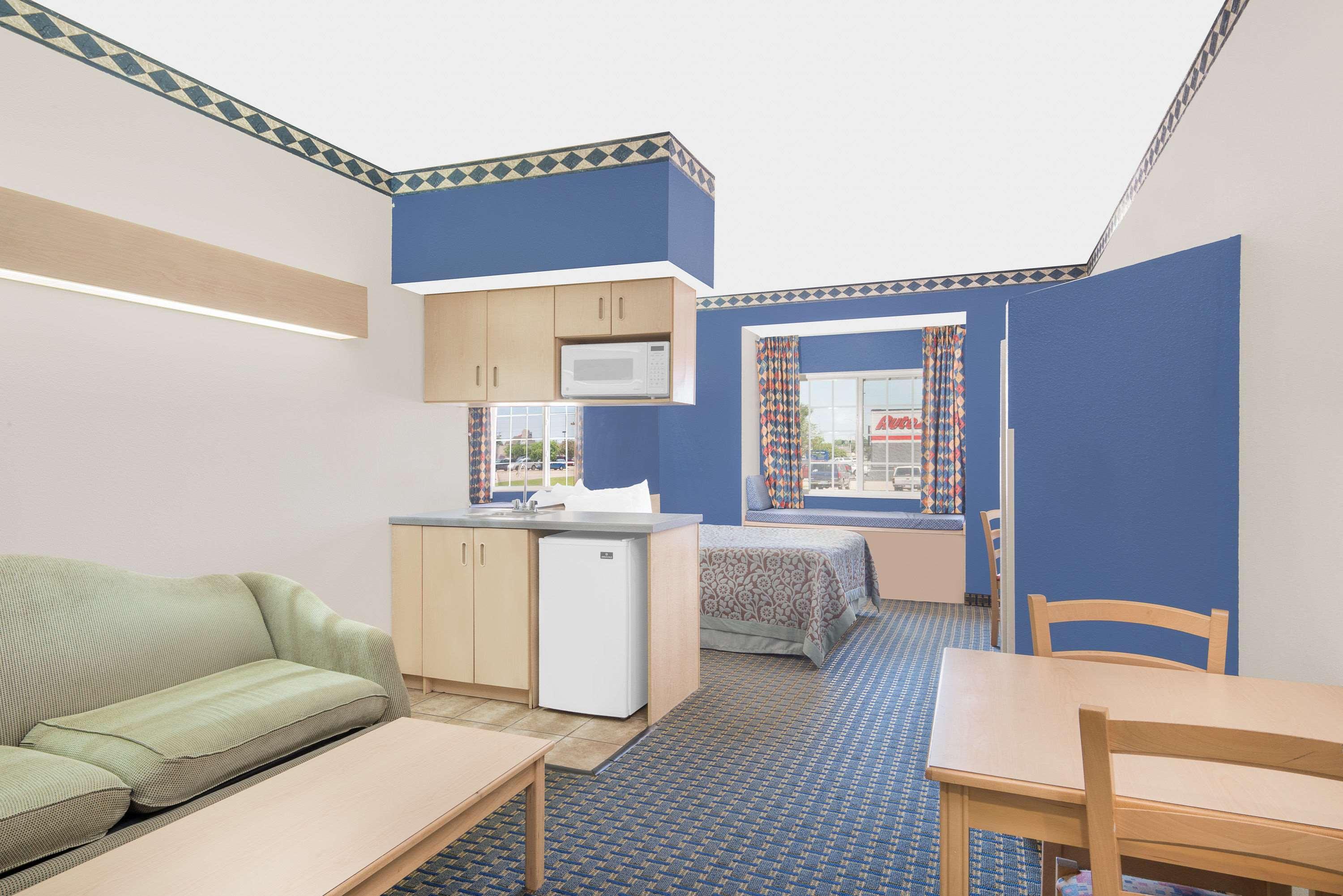 Days Inn & Suites By Wyndham Hutchinson Dış mekan fotoğraf