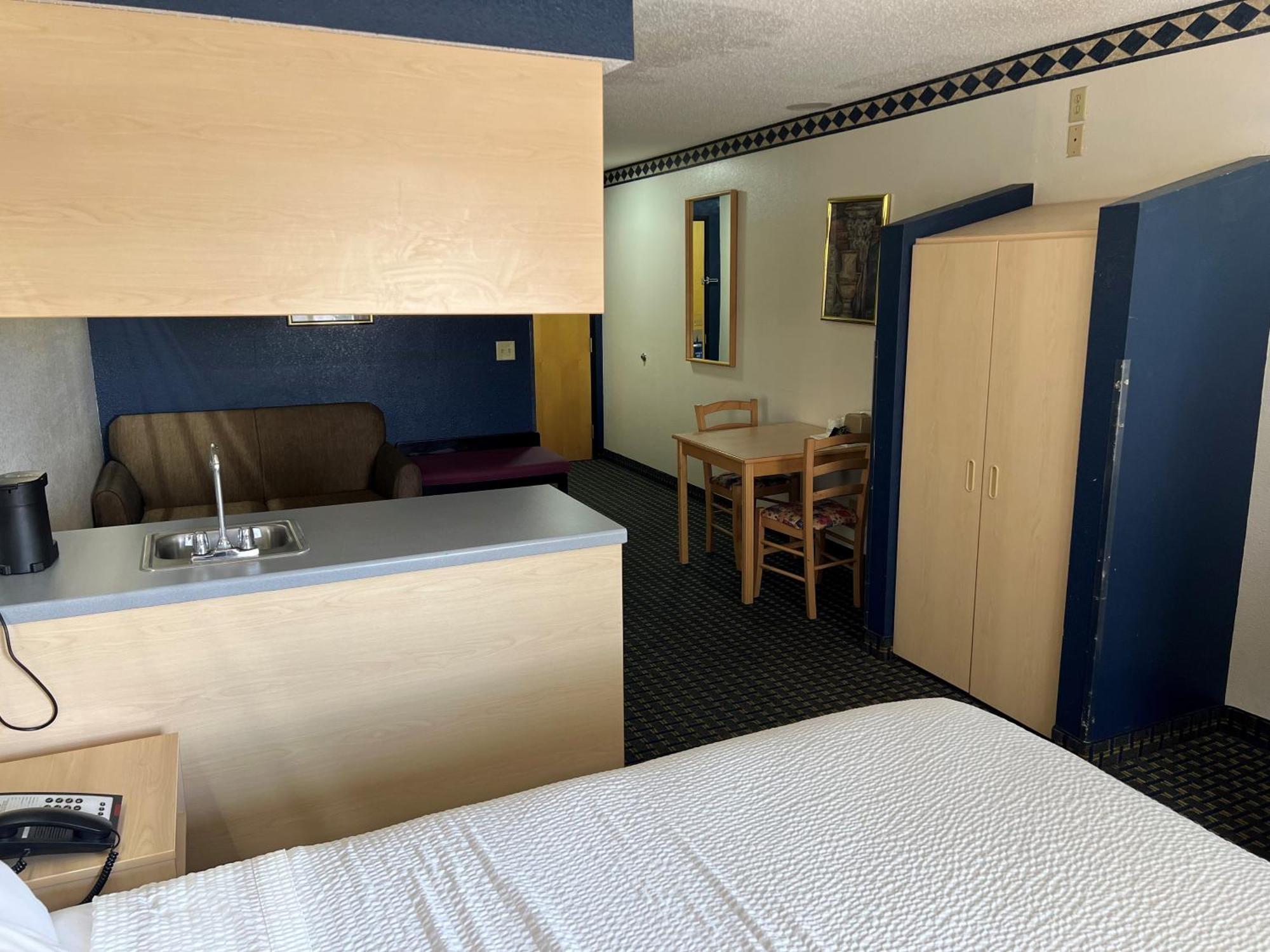 Days Inn & Suites By Wyndham Hutchinson Dış mekan fotoğraf