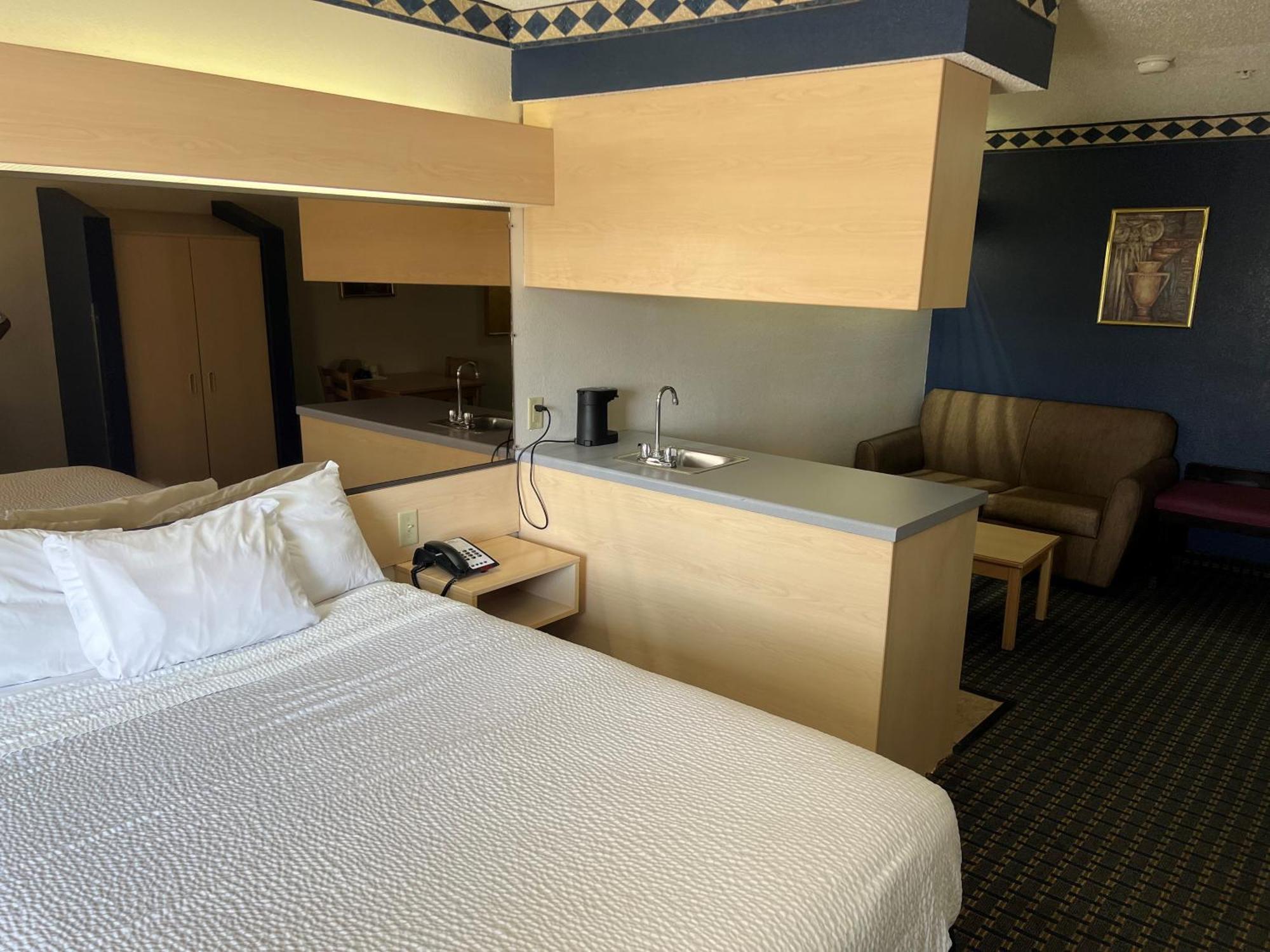 Days Inn & Suites By Wyndham Hutchinson Dış mekan fotoğraf
