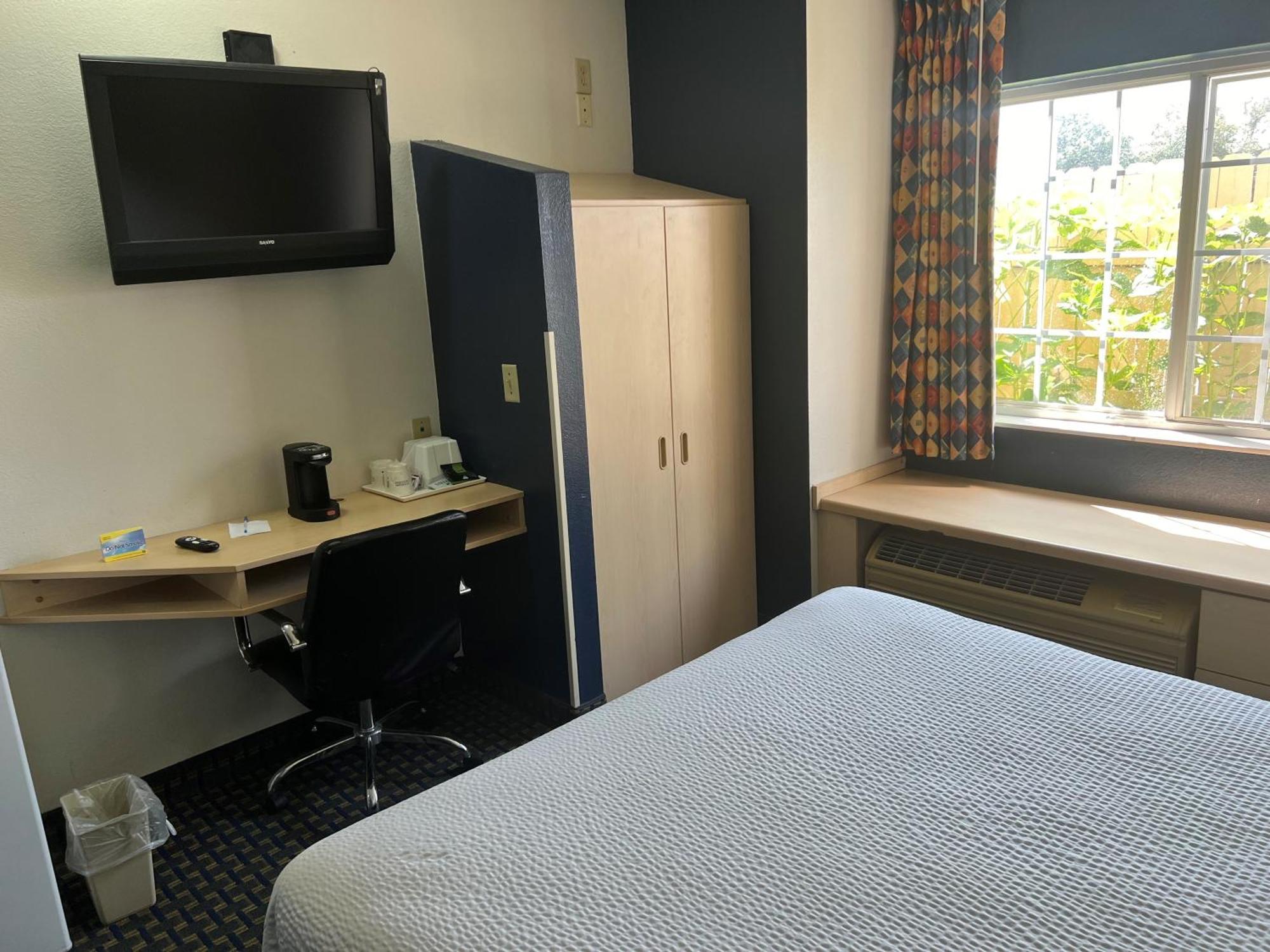 Days Inn & Suites By Wyndham Hutchinson Dış mekan fotoğraf
