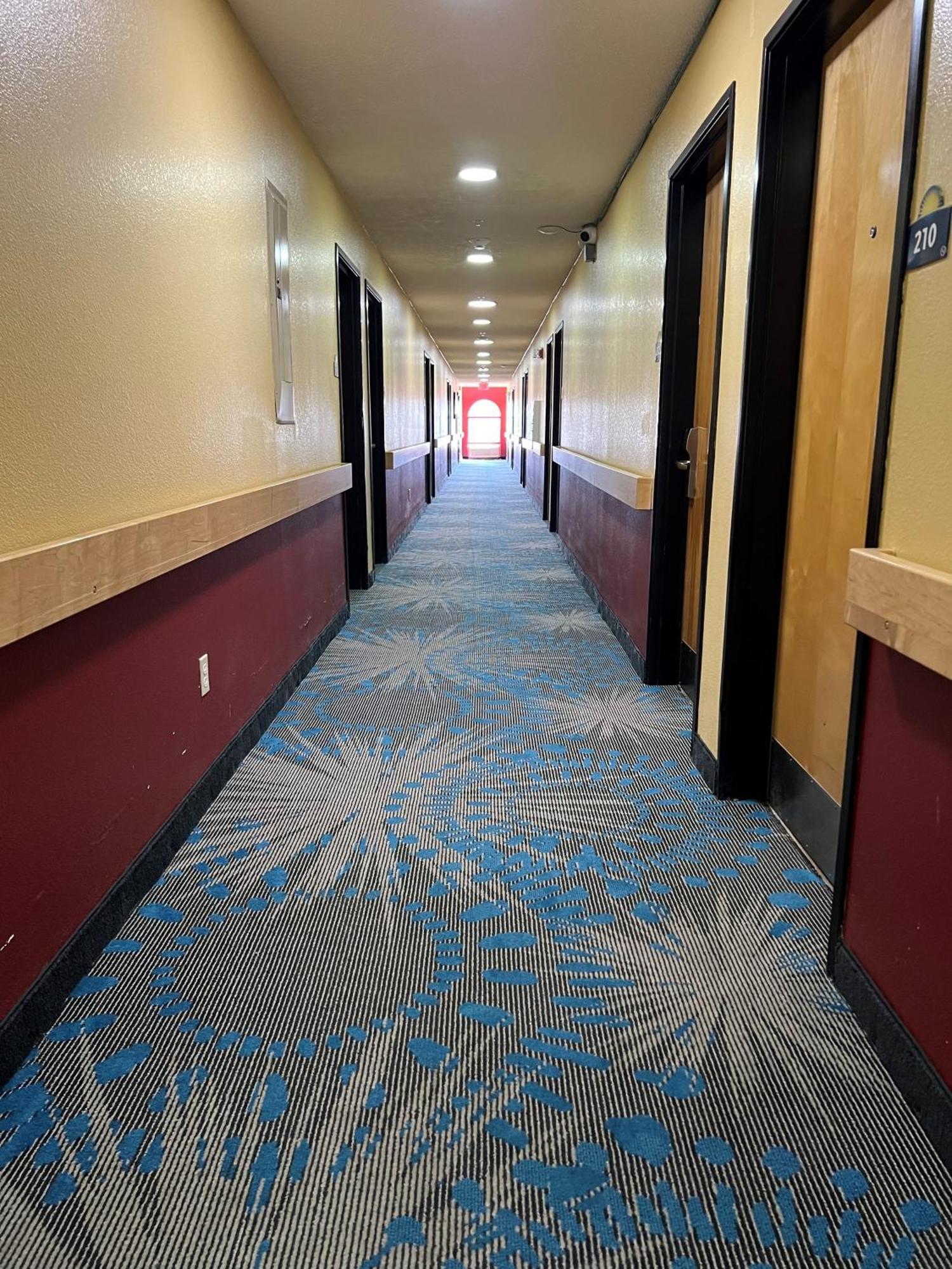 Days Inn & Suites By Wyndham Hutchinson Dış mekan fotoğraf