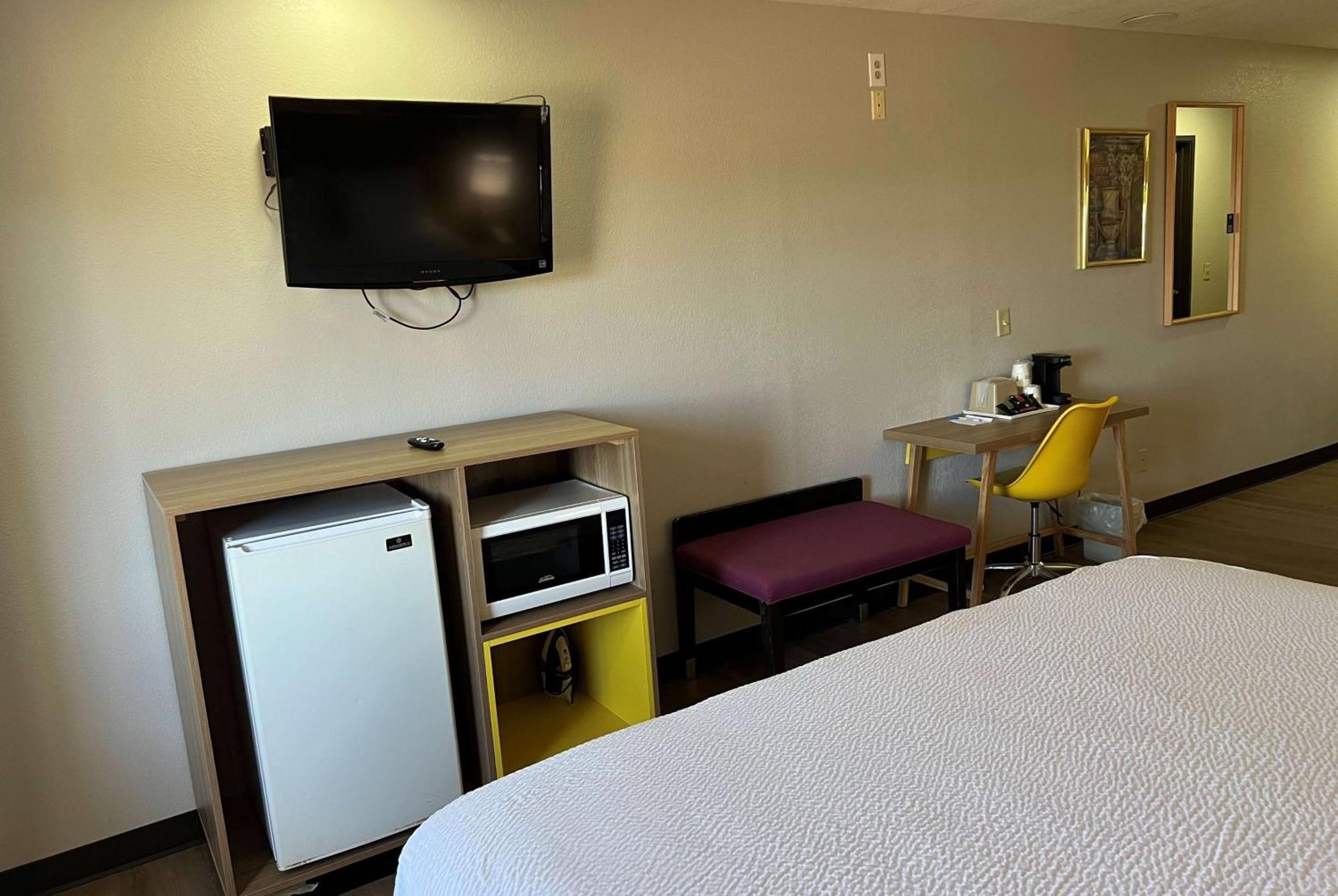 Days Inn & Suites By Wyndham Hutchinson Dış mekan fotoğraf