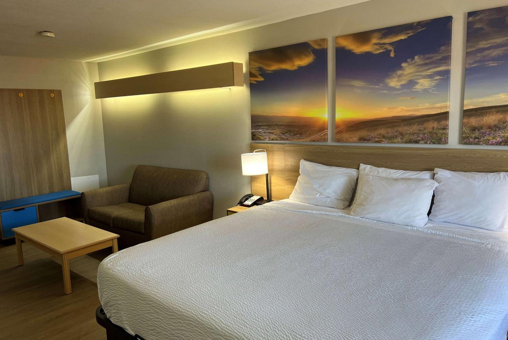 Days Inn & Suites By Wyndham Hutchinson Dış mekan fotoğraf