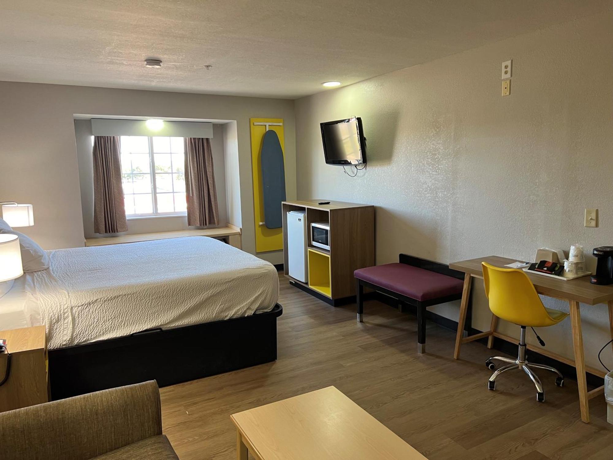Days Inn & Suites By Wyndham Hutchinson Dış mekan fotoğraf