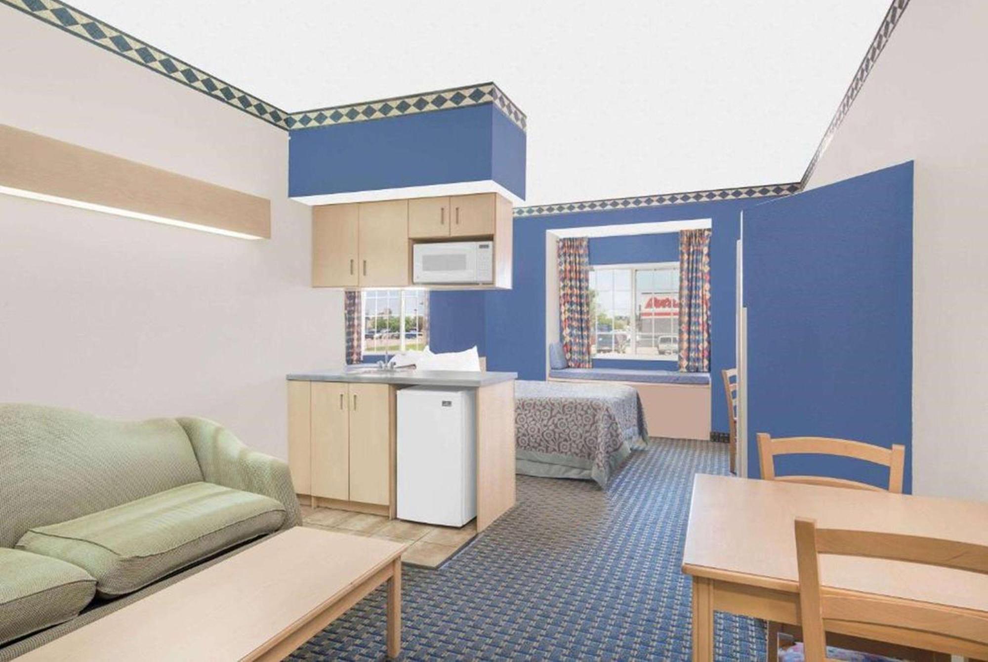 Days Inn & Suites By Wyndham Hutchinson Dış mekan fotoğraf