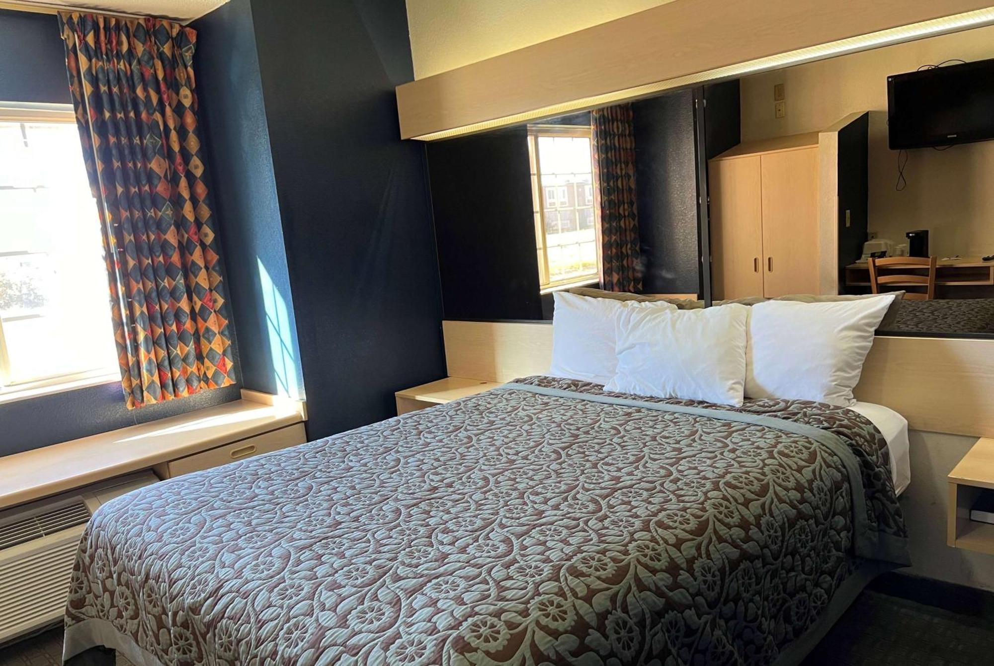 Days Inn & Suites By Wyndham Hutchinson Dış mekan fotoğraf